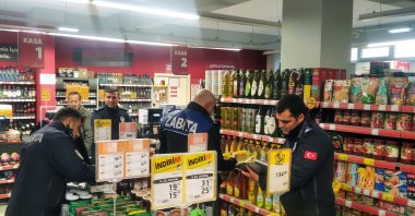 Municipality officials conduct audits at supermarkets in Aydın, western Türkiye, Dec. 2, 2022. (IHA Photo)