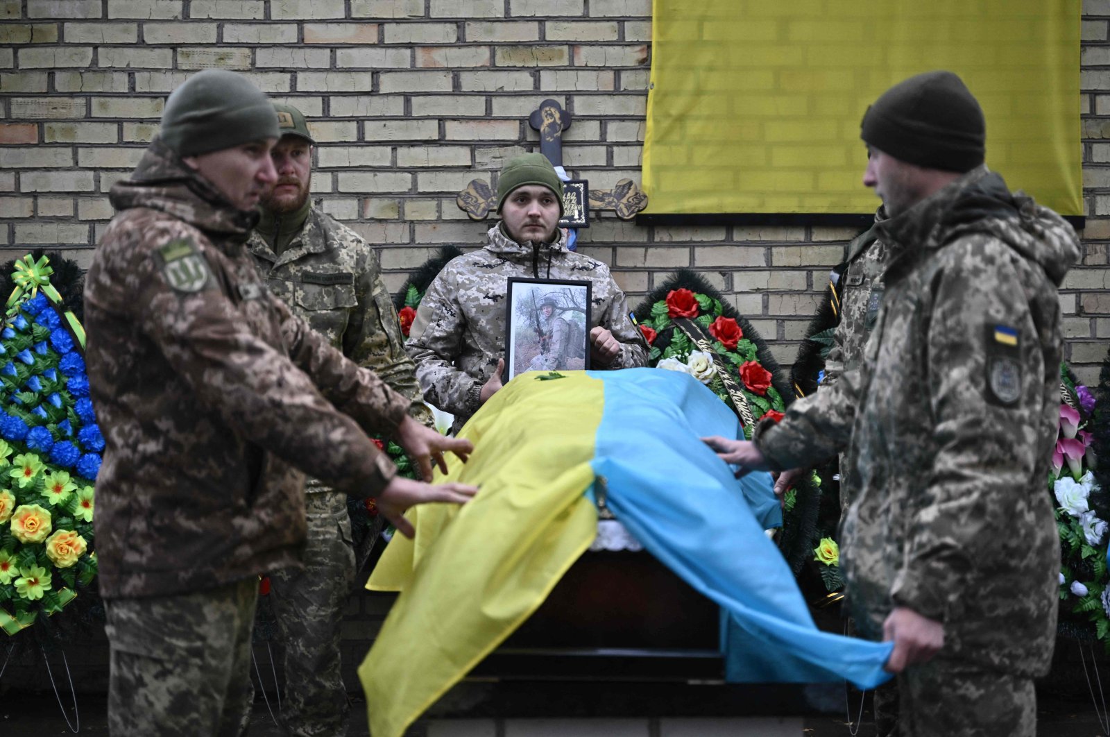 Ukrainian soldiers hold country&#039;s flag over the coffin of a late serviceman, Kyiv, Ukraine, Nov. 16, 2022. (AFP Photo)