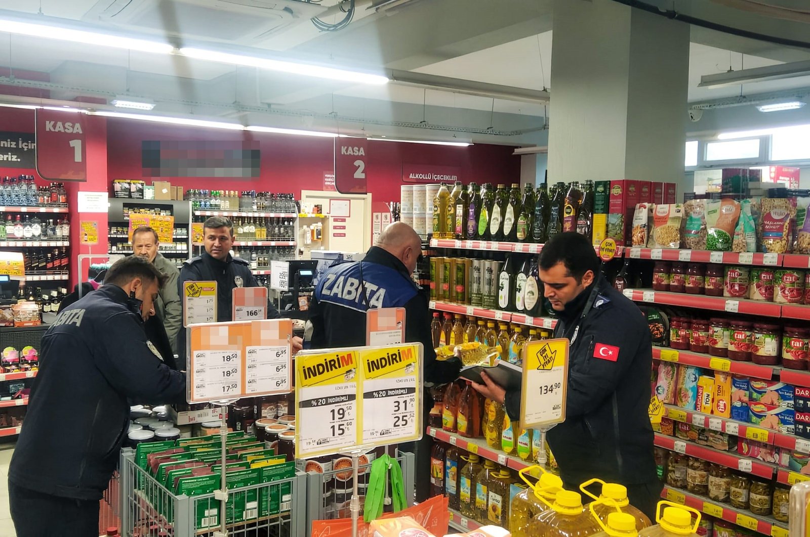 Municipality officials conduct audits at supermarkets in Aydın, western Türkiye, Dec. 2, 2022. (IHA Photo)