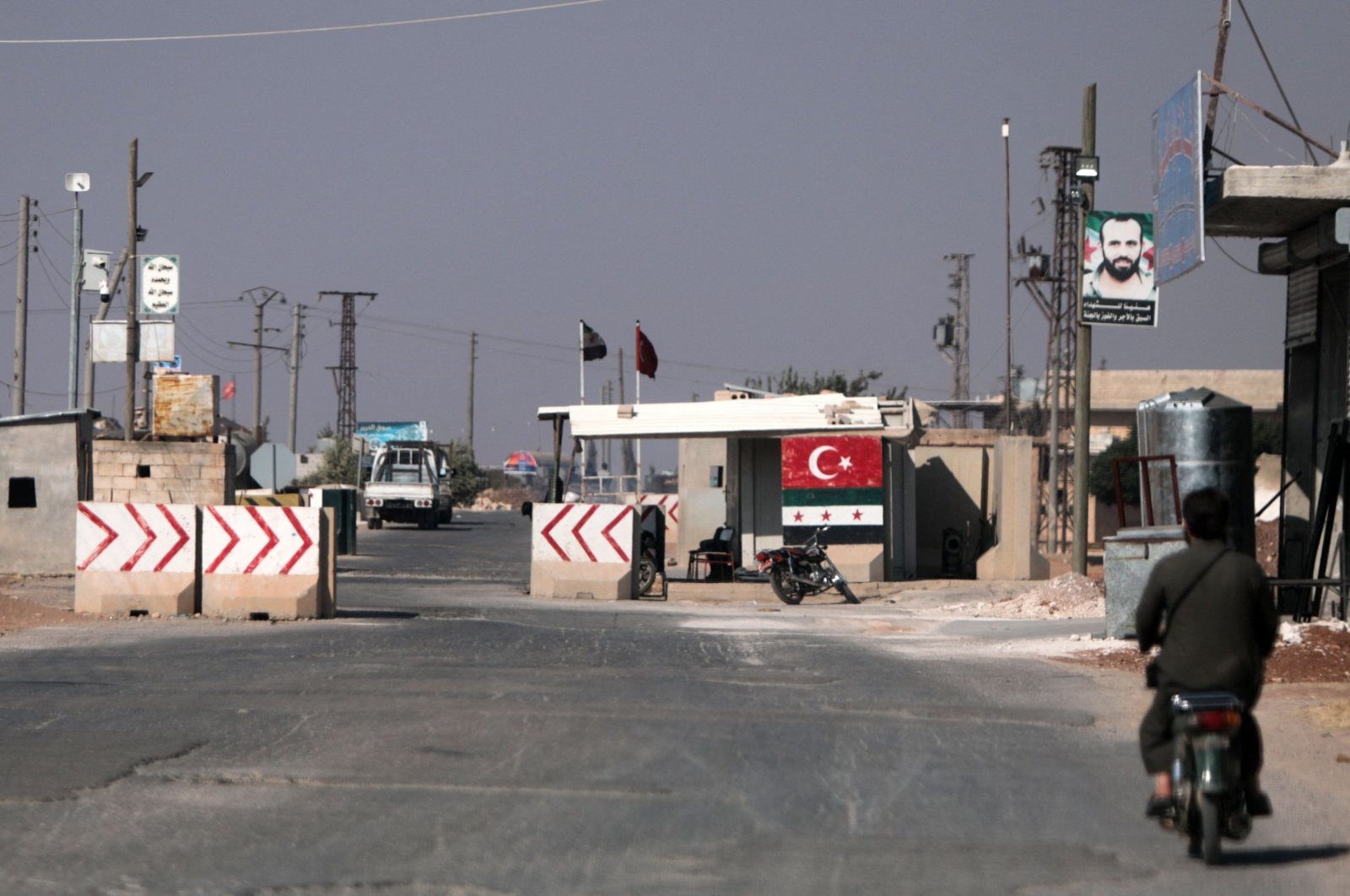 Syrian soldiers man a checkpoint in the town of Marea in the northern Aleppo governorate on Aug. 2, 2022. (AFP Photo)