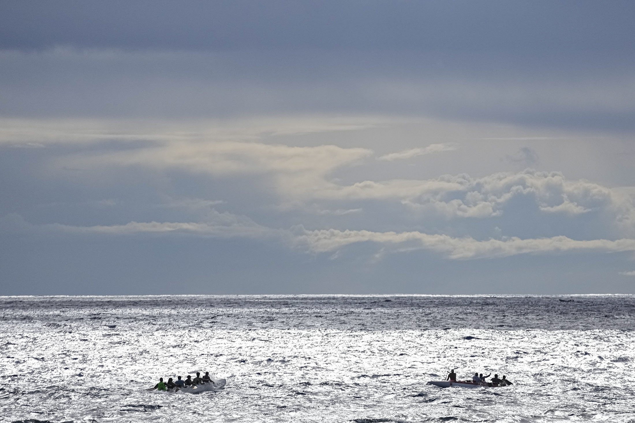 Los tripulantes entrenan para el Desafío Hoki Mai, un viaje que cubre casi 500 kilómetros, o unas 300 millas a través de un tramo del Océano Pacífico, en Rapa Nui, un territorio que forma parte de Chile y es mejor conocido como Isla de Pascua, el 21 de noviembre de 2019.  24 de febrero de 2023. (Foto AP)