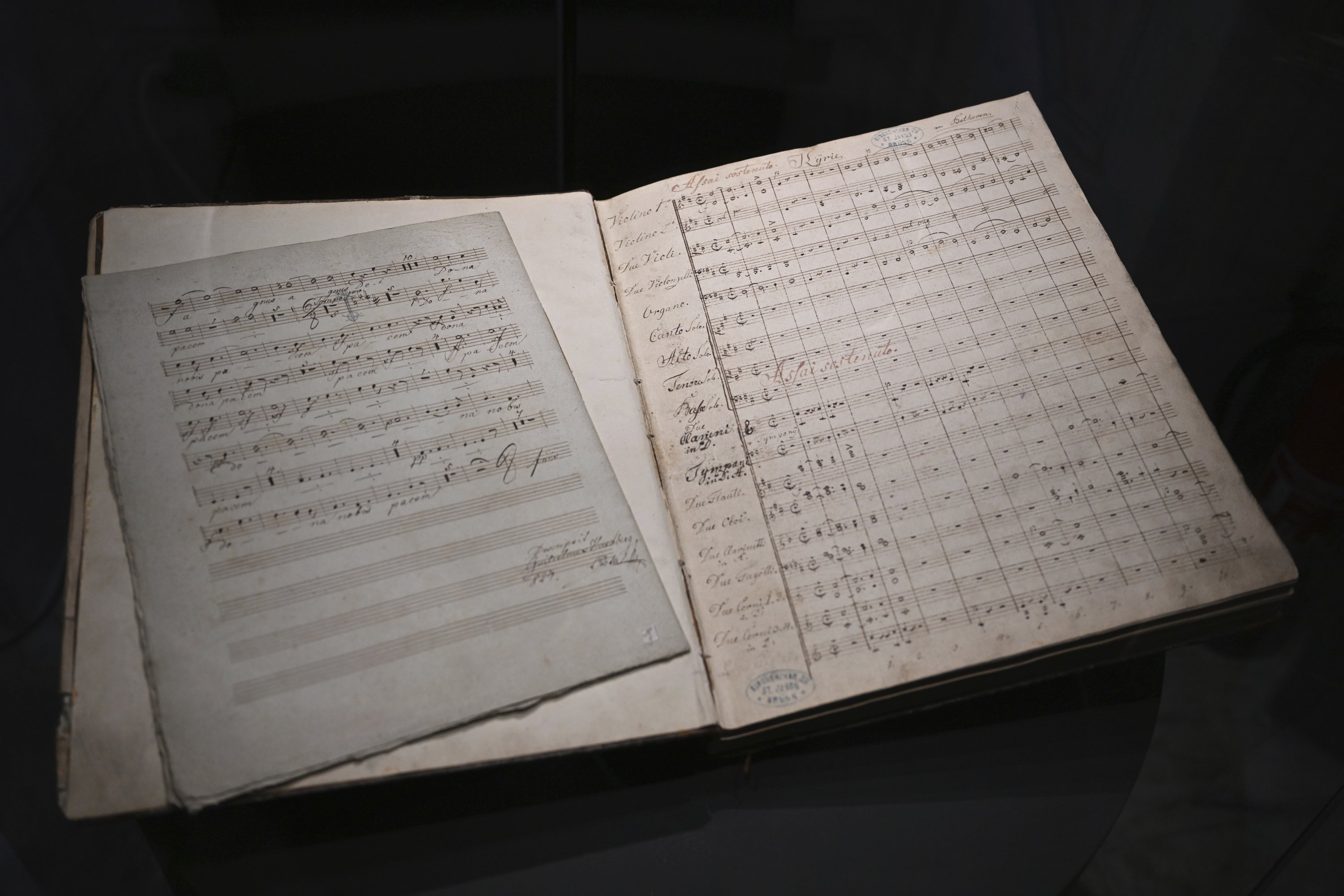 Manuskrip musik Ludwig van Beethoven, terlihat dalam koleksi Museum Moravia di Brno, Republik Ceko, 30 November 2022. (Foto AP)