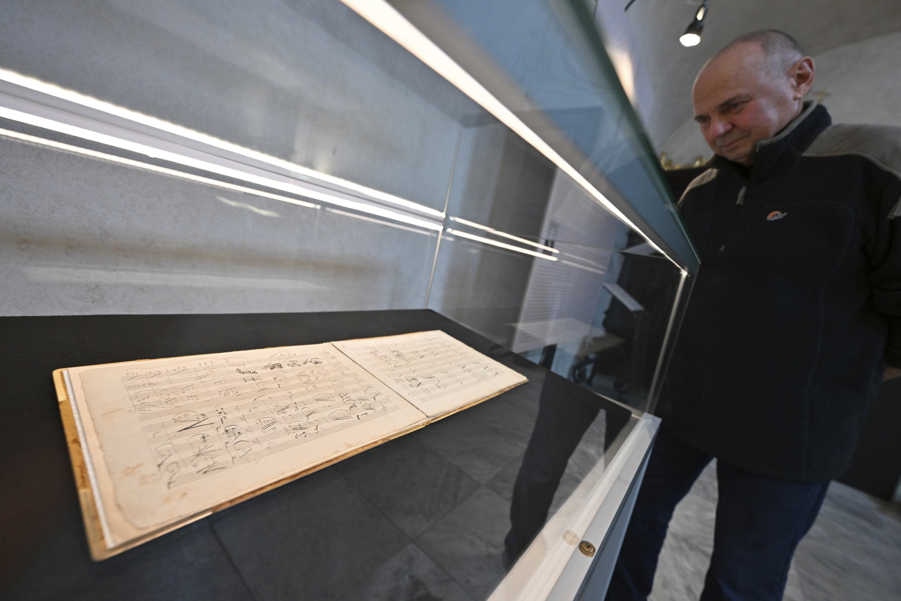 Manuskrip musik Ludwig van Beethoven, terlihat dalam koleksi Museum Moravia di Brno, Republik Ceko, 30 November 2022. (Foto AP)