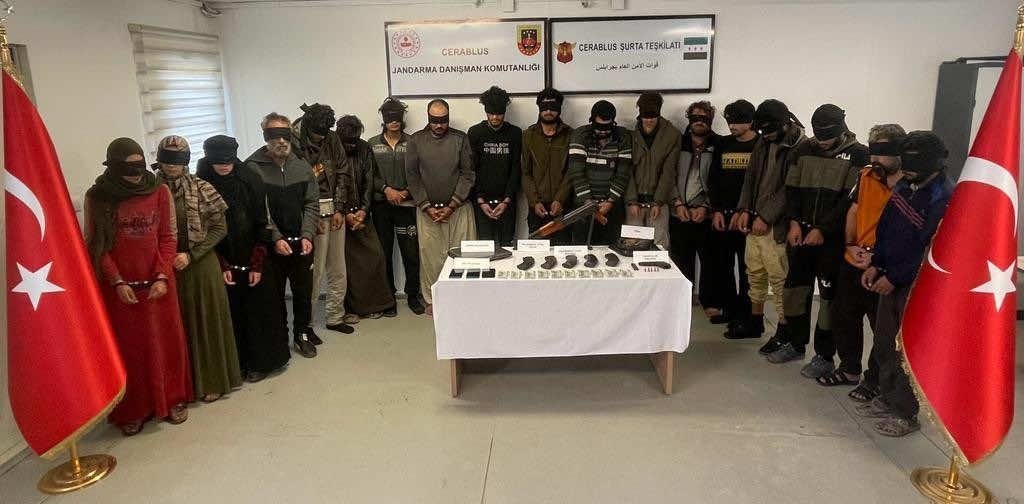 Turkish security forces nab 18 terrorists in northern Syria, Dec. 4, 2022. (DHA Photo)