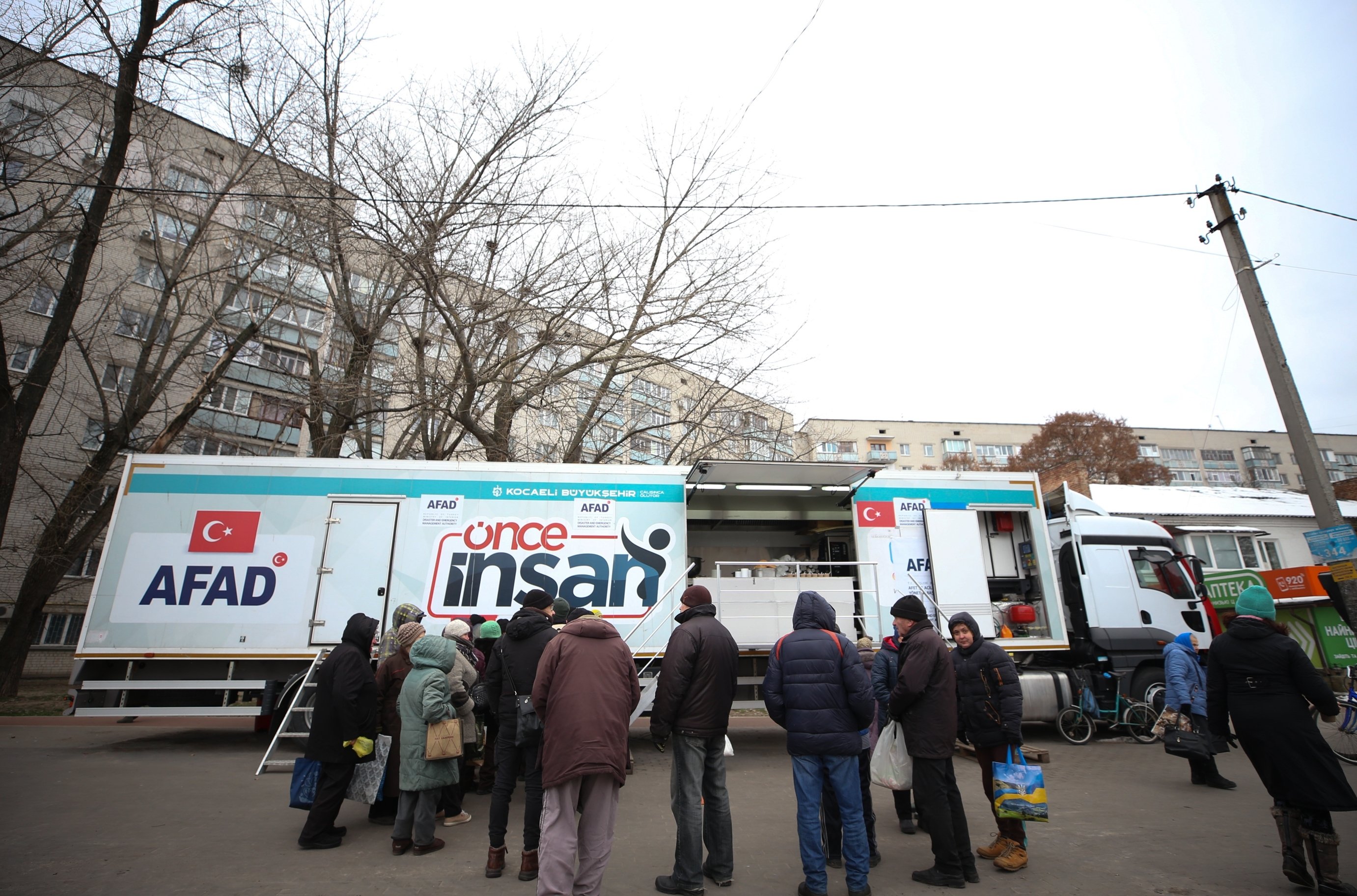 Orang-orang berbaris di luar dapur keliling AFAD, di Chernihiv, Ukraina, 4 Desember 2022. (Foto AA)