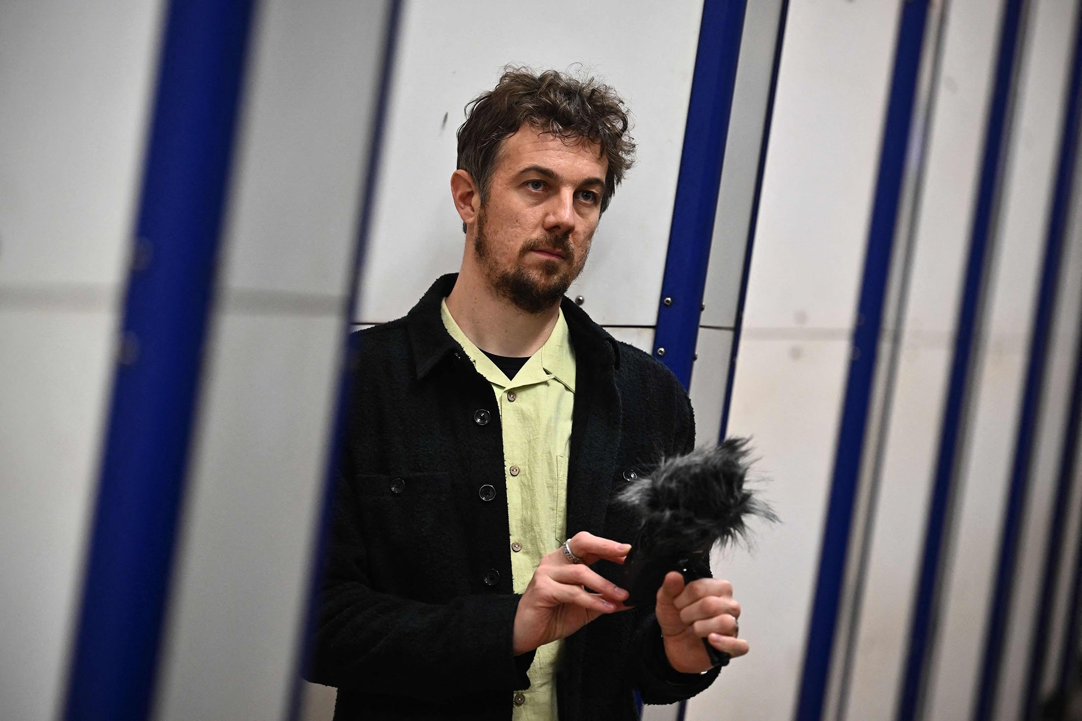 Müzisyen ve ses sanatçısı Stuart Fowkes, 28 Kasım 2022, Londra, İngiltere'deki Blackfriars metro istasyonunda kayıt yapıyor. (AFP Fotoğrafı)