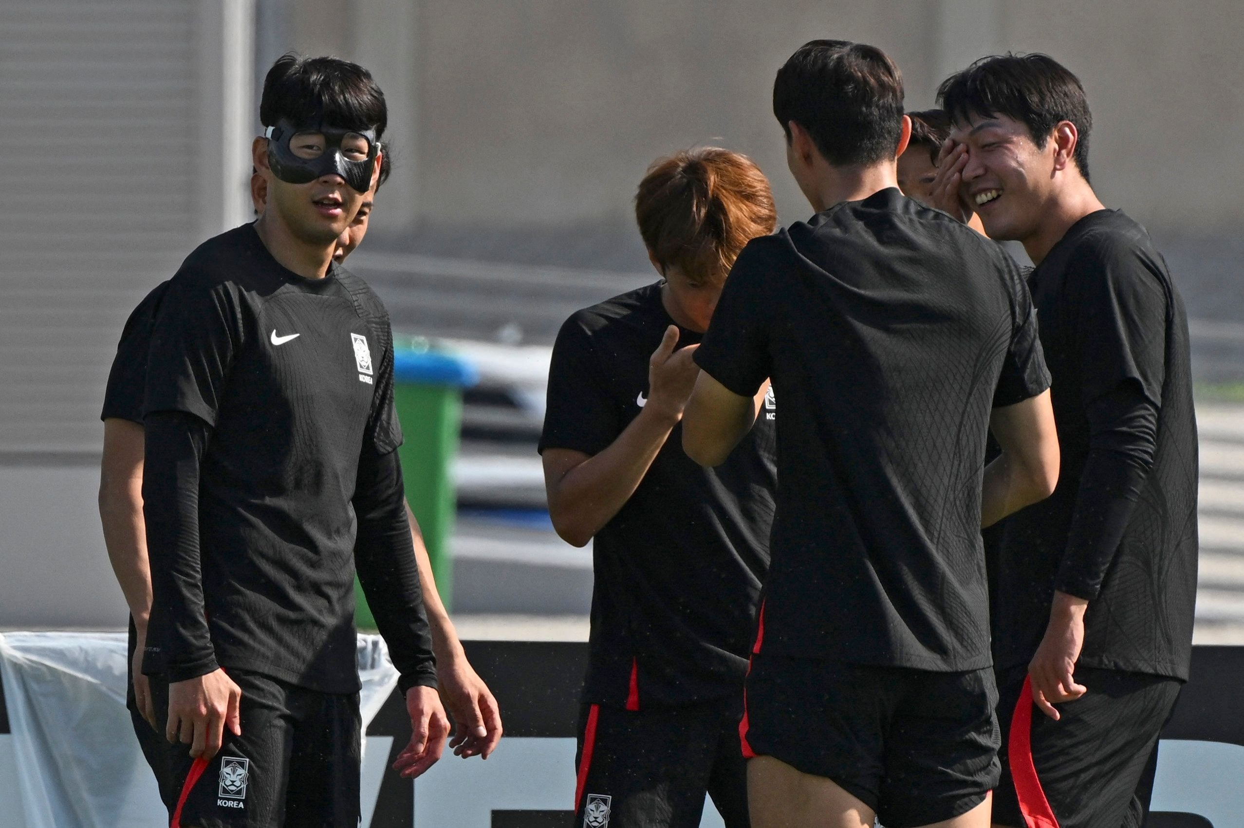 Para pemain Korea Selatan mengikuti sesi latihan di Doha, Qatar, 4 Desember 2022. (AFP Photo)