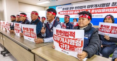 Yang Kyung-soo (2R front), head of the Korean Confederation of Trade Unions (KCTU), announces a plan to stage a strike on Dec. 6, Seoul, South Korea, Nov. 30, 2022. (EPA Photo)