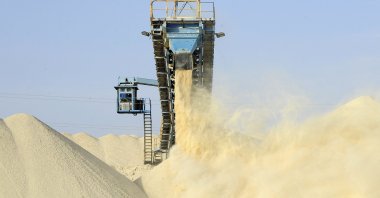 This file photo shows untreated phosphate being dropped off on a mountain at the end of a conveyor belt at the Marca factory of the national Moroccan phosphates company OCP, near Laayoune, the main city of Moroccan-controlled Western Sahara, May 13, 2013. (AFP Photo)