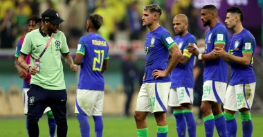 Brazil's Neymar (L) and teammates react at the end of the Qatar 2022 World Cup Group G football match against Cameroon, Lusail, Doha, Dec. 2, 2022. (AFP Photo)