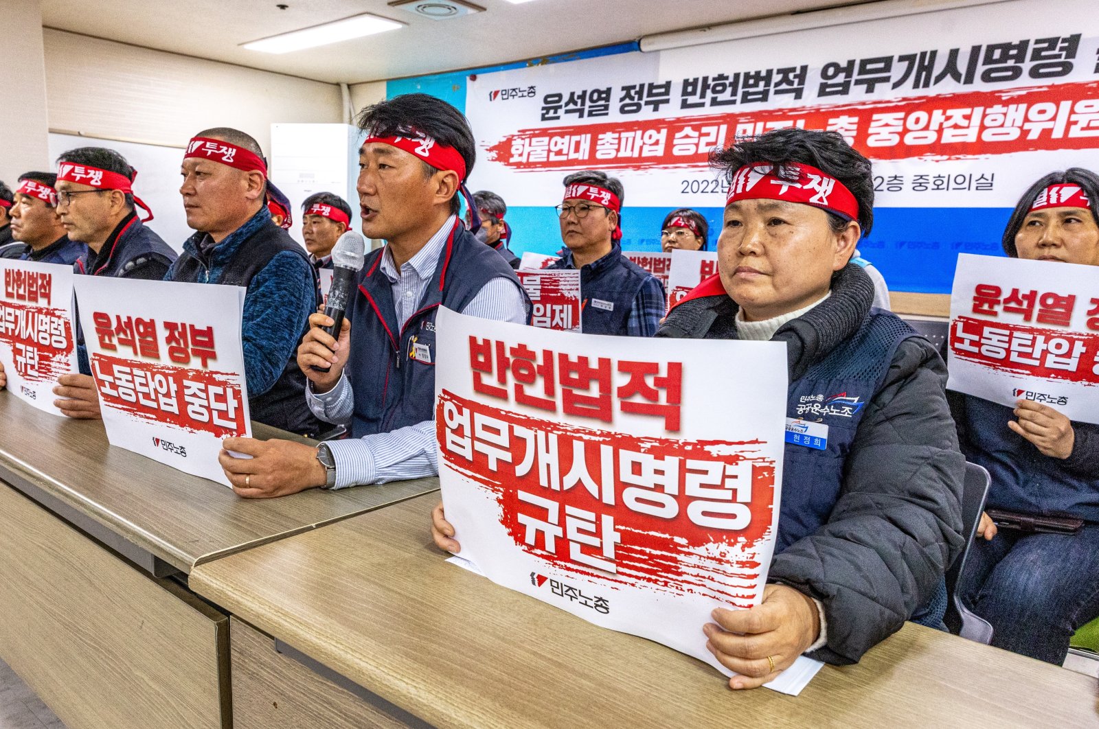 Yang Kyung-soo (2R front), head of the Korean Confederation of Trade Unions (KCTU), announces a plan to stage a strike on Dec. 6, Seoul, South Korea, Nov. 30, 2022. (EPA Photo)