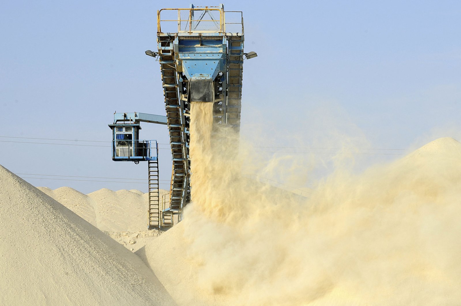 This file photo shows untreated phosphate being dropped off on a mountain at the end of a conveyor belt at the Marca factory of the national Moroccan phosphates company OCP, near Laayoune, the main city of Moroccan-controlled Western Sahara, May 13, 2013. (AFP Photo)
