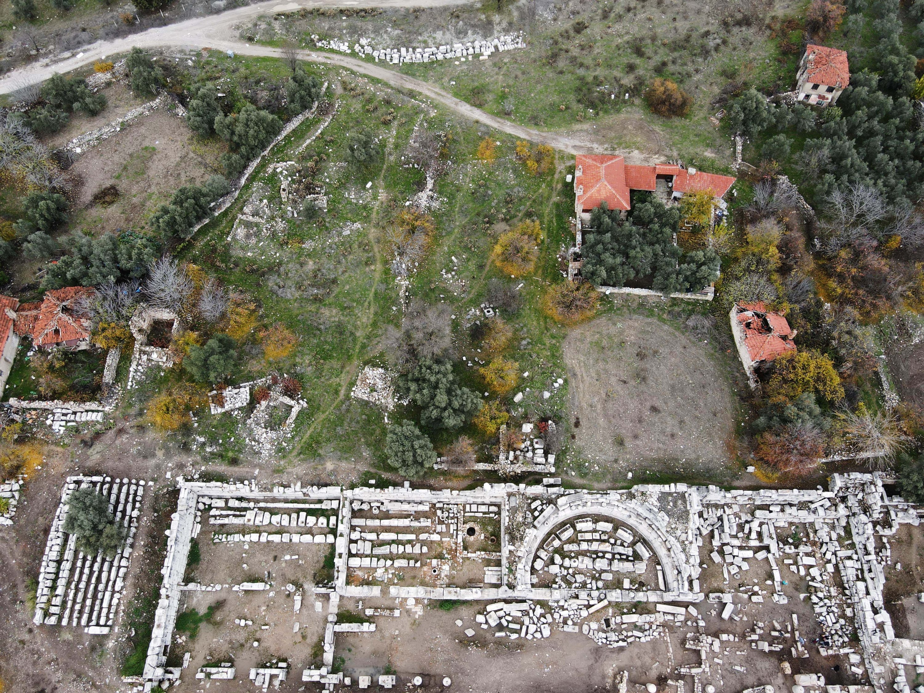 Pemandangan kota kuno Lagina dan Stratonikiea saat dedaunan menguning menutupi reruntuhan bersejarah dan jalan beraspal, Muğla, Türkiye, 2 Desember 2022. (Foto AA)