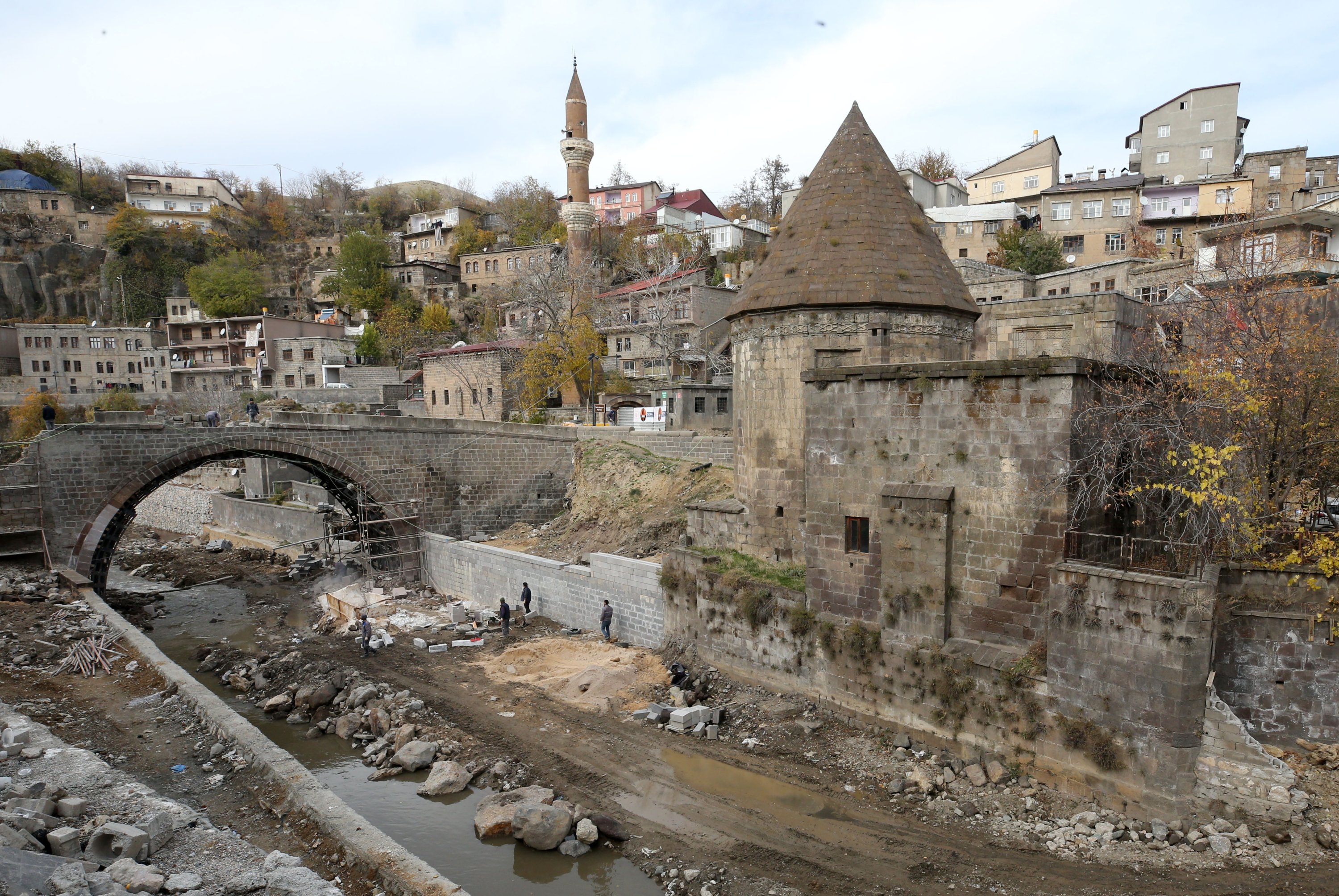 Pemulihan jembatan bersejarah berlanjut di Bitlis, Türkiye, 4 Desember 2022. (Foto AA)