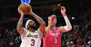 Los Angeles Lakers forward Anthony Davis shoots as Washington Wizards center Kristaps Porzingis defends during the second half at Capital One Arena, Washington, D.C., U.S., Dec.4, 2022. (Reuters Photo)