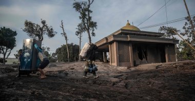 People salvage their belongings following a volcanic eruption by Mt. Semeru, Lumajang, Indonesia, Dec. 5, 2022. (AFP Photo)