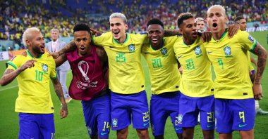 Brazil's Neymar, Eder Militao, Pedro, Vinicius Junior, Rodrygo and Richarlison celebrate qualifying for the quarter finals, Doha, Qatar, Dec. 5, 2022. (Reuters Photo)