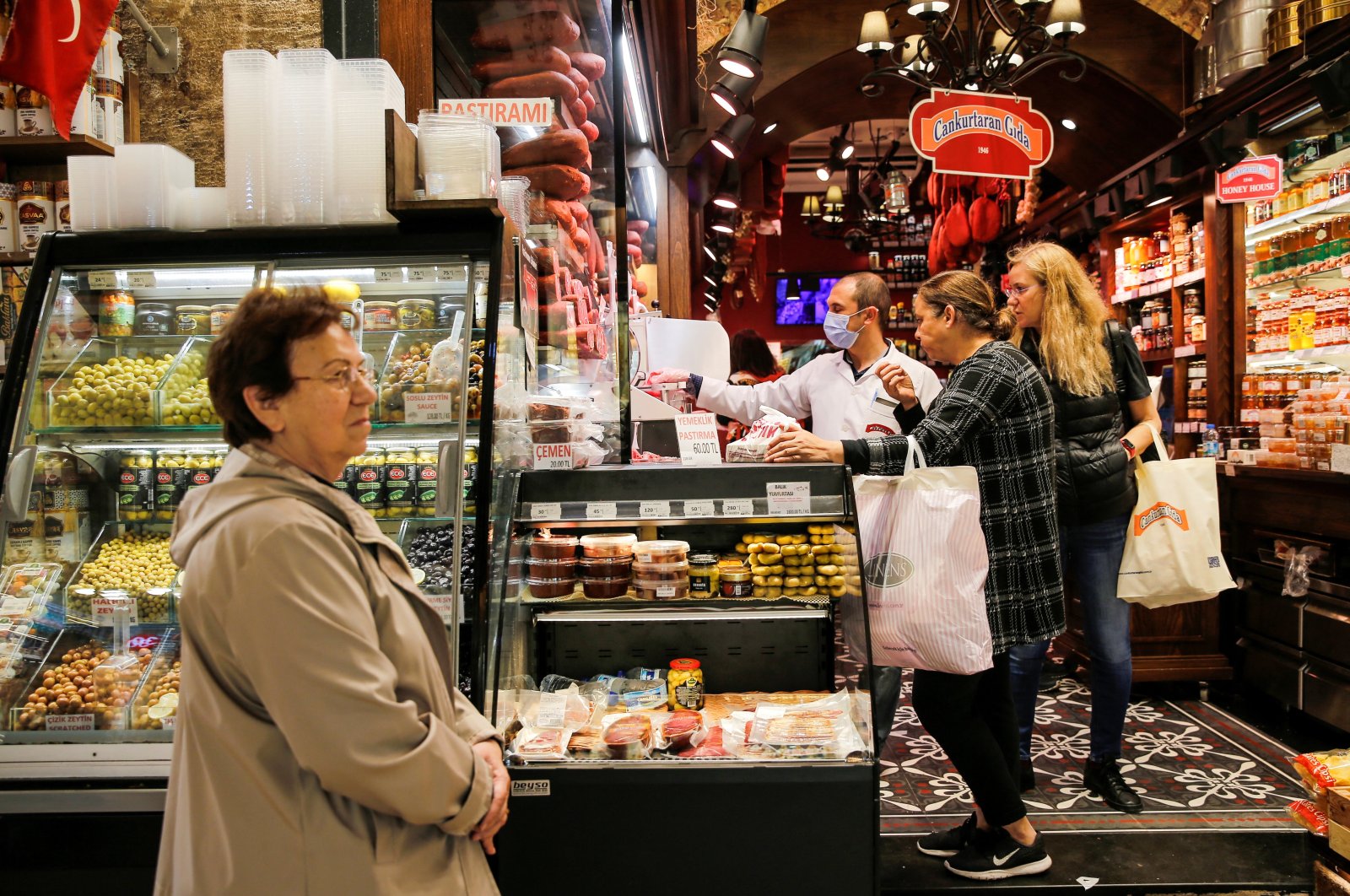 People shop in the Eminönü neighborhood of Istanbul, Türkiye, Nov. 4, 2022.