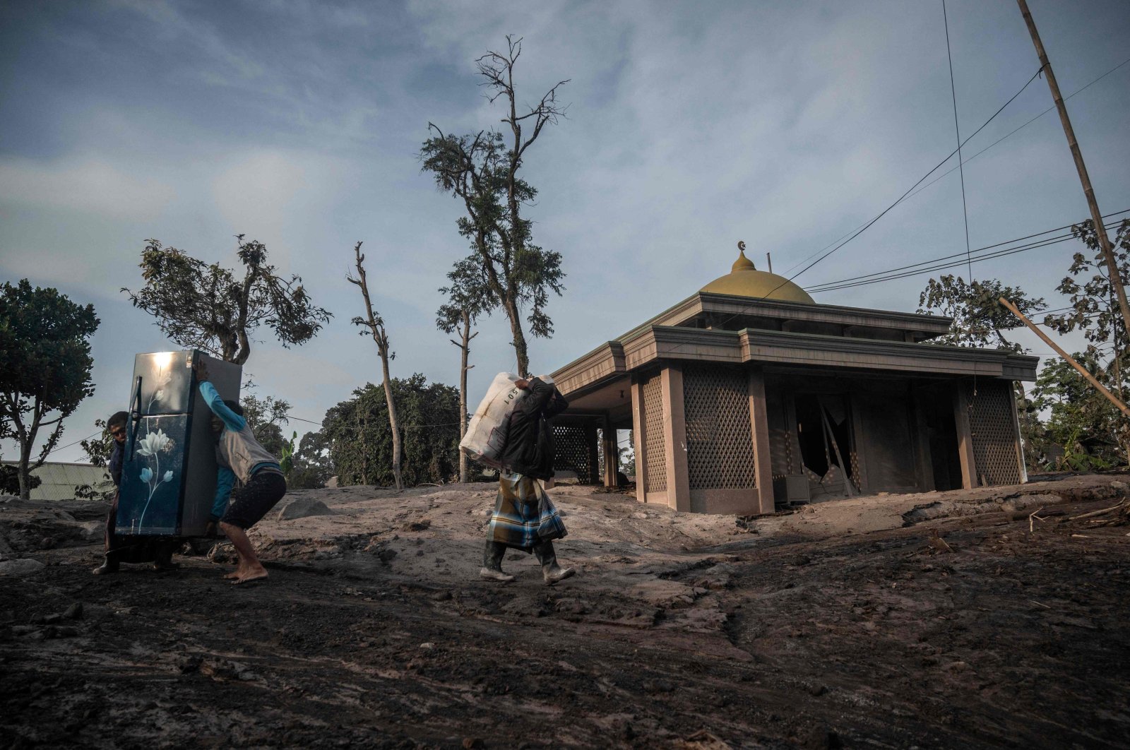 People salvage their belongings following a volcanic eruption by Mt. Semeru, Lumajang, Indonesia, Dec. 5, 2022. (AFP Photo)