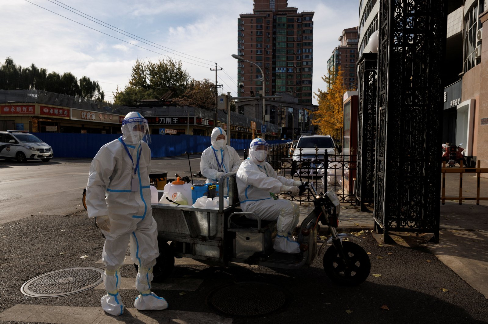 Pandemic prevention workers in protective suits enter an apartment compound that was placed under lockdown as outbreaks of COVID-19 continue in Beijing, China, Nov. 12, 2022. (Reuters Photo)