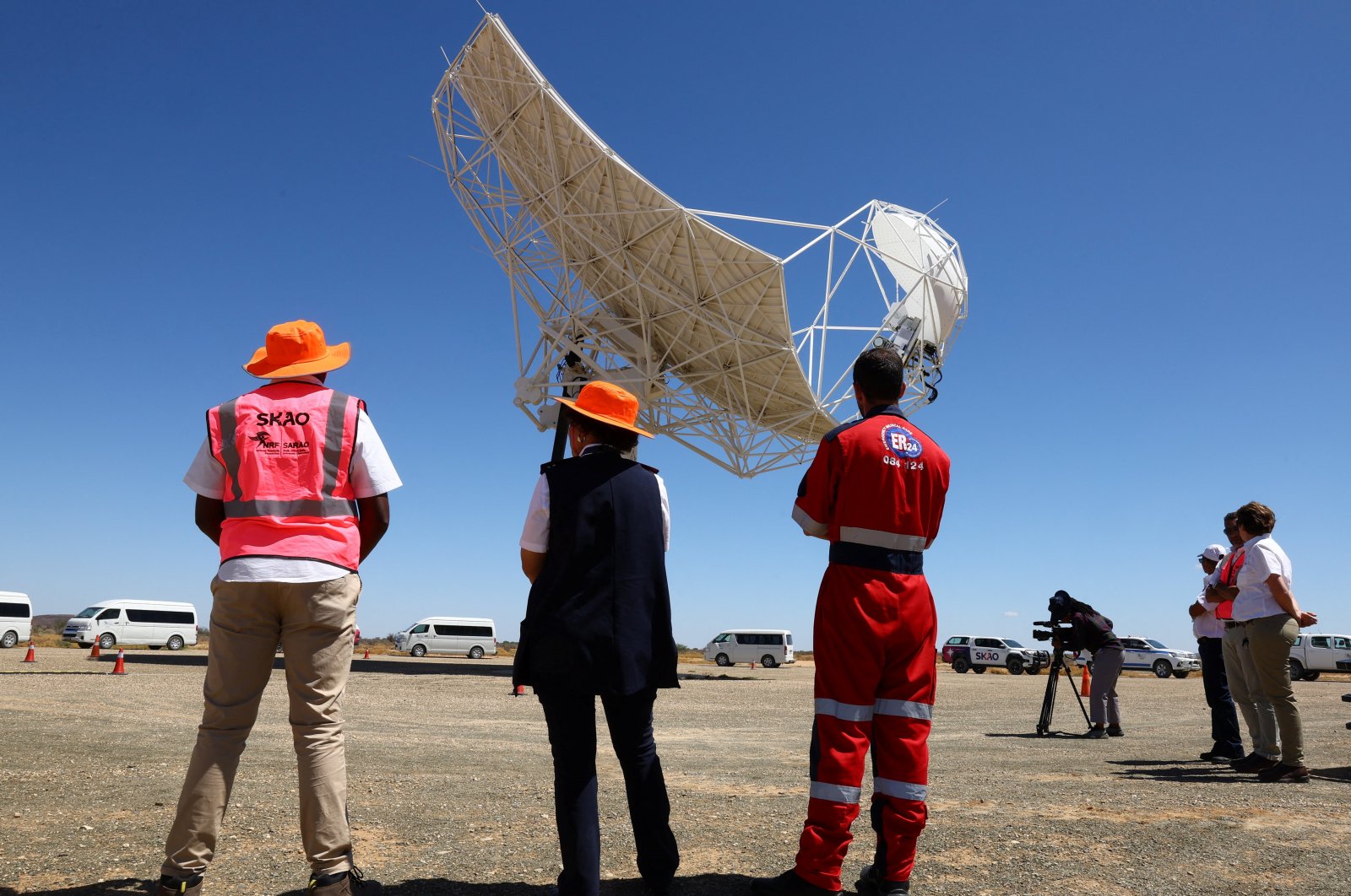 People look at South Africa&#039;s prototype dish of the Square Kilometre Array-Mid telescope outside the town of Carnarvon, South Africa, Dec. 5, 2022. (Reuters Photo)