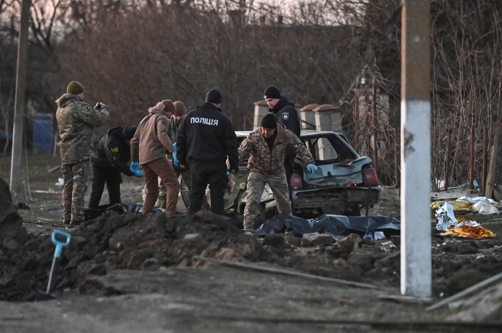 Investigators work near the bodies of local residents killed by shrapnel during Russia&#039;s missile attack in Zaporizhzhia, Ukraine Dec. 5, 2022. (Reuters Photo)