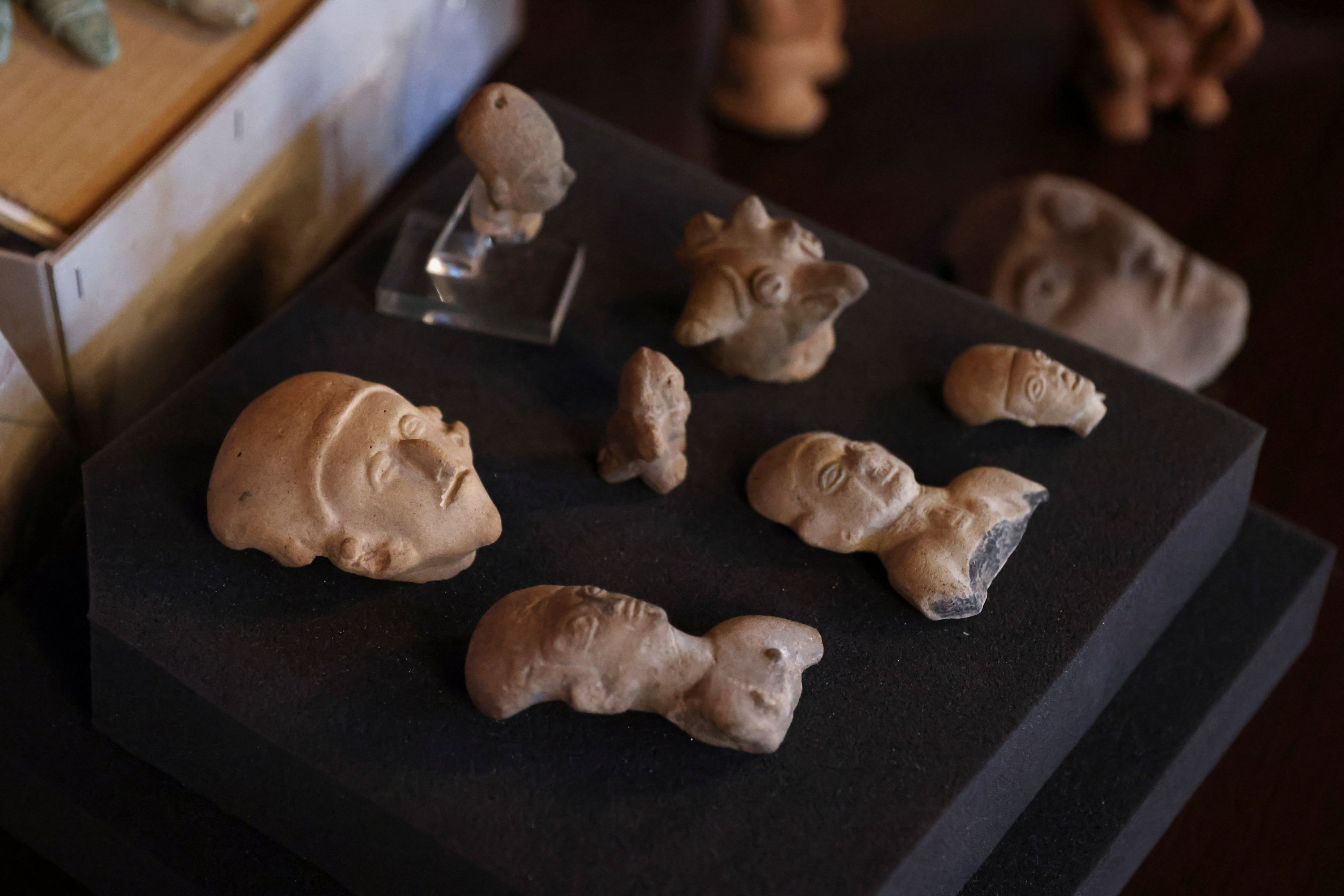 Potongan-potongan arkeologi Kolombia yang secara sukarela dikembalikan oleh warga Belanda dan Prancis yang memiliki artefak dipajang di gedung Kementerian Luar Negeri di Bogota, Kolombia, 2 Desember 2022. (Foto Reuters)