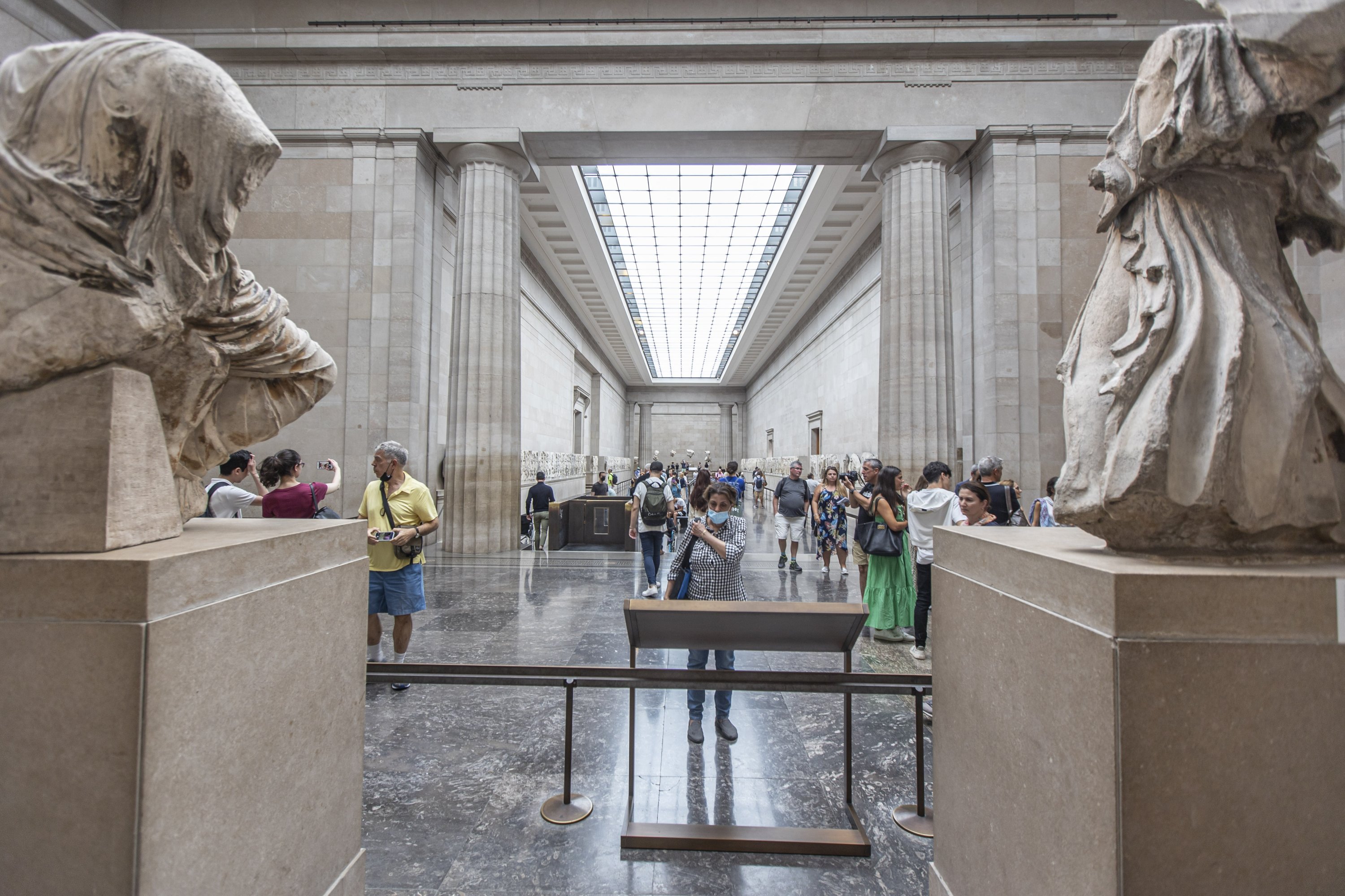 Orang-orang mengagumi Kelereng Parthenon di dalam Galeri Parthenon di British Museum, London, Inggris, 23 Agustus 2022. (Foto Reuters)