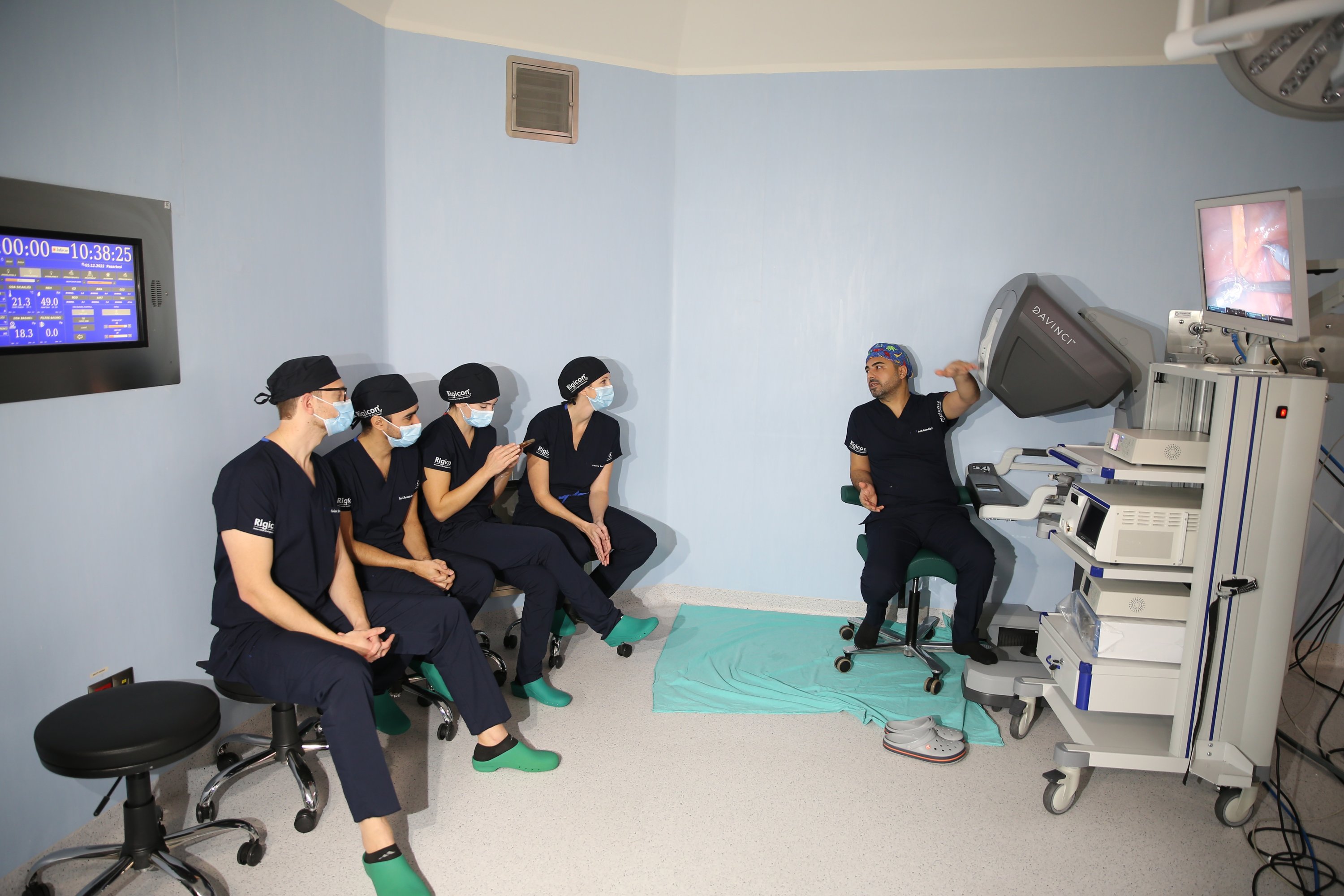 Seorang dokter Turki menjelaskan teknik mereka kepada rekan asing di rumah sakit, di Istanbul, Türkiye, 6 Desember 2022. (Foto AA) 