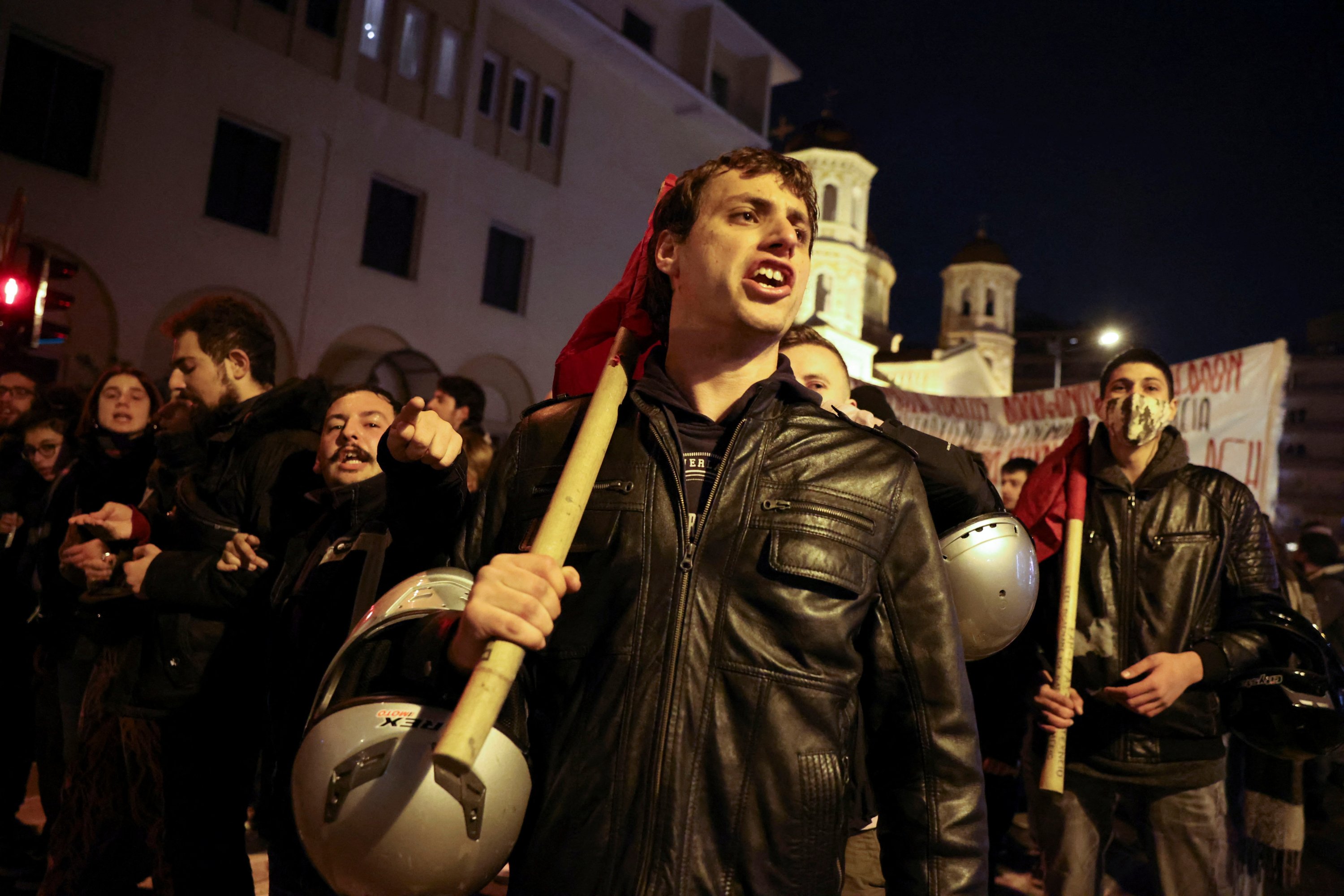 Para pengunjuk rasa meneriakkan slogan-slogan saat mereka berdemonstrasi menyusul penembakan seorang warga Roma berusia 16 tahun oleh polisi, di Thessaloniki, Yunani, 5 Desember 2022. (Foto Reuters)