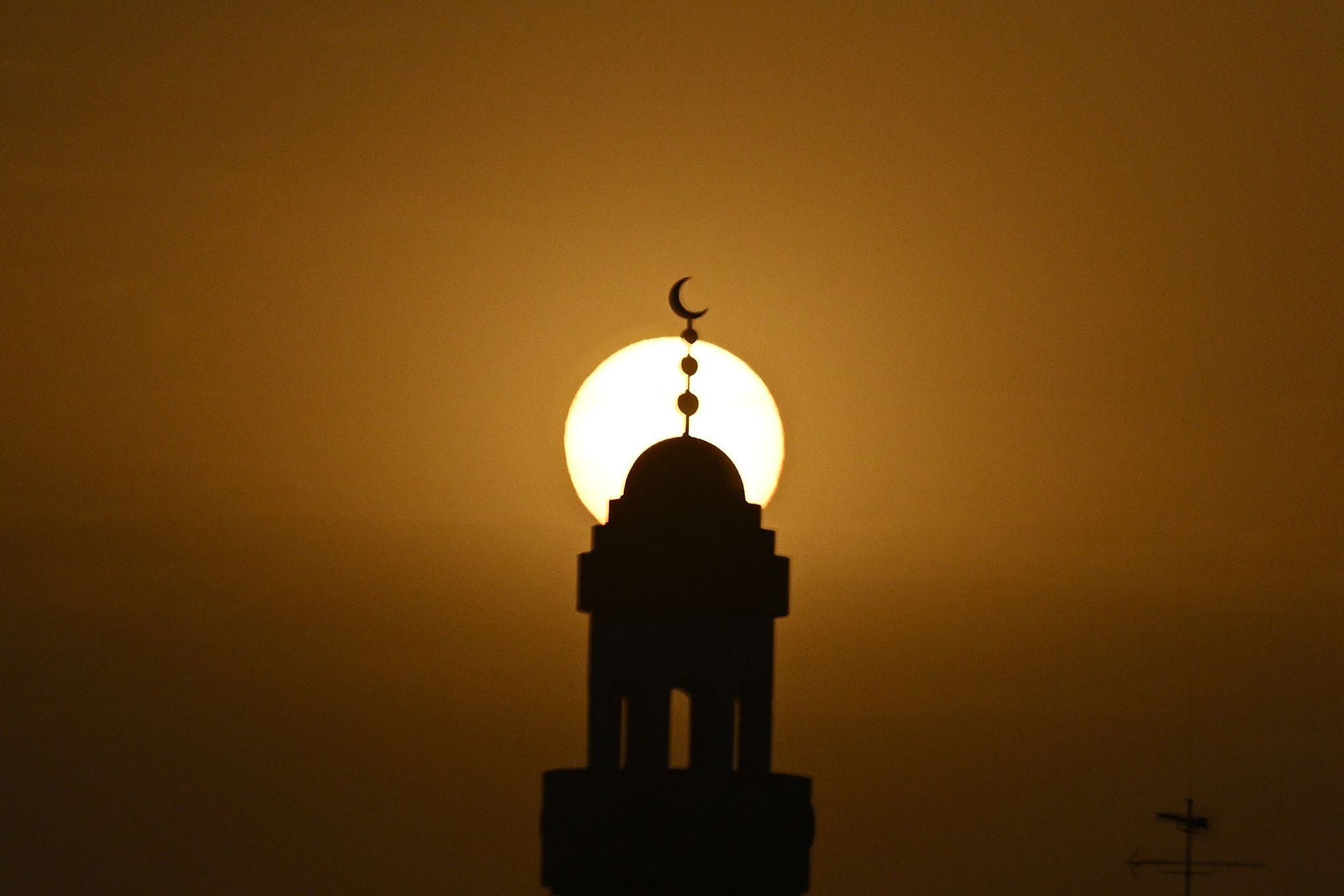 Matahari terbenam di balik masjid di Doha, Qatar, 8 November 2022. (Foto AFP)