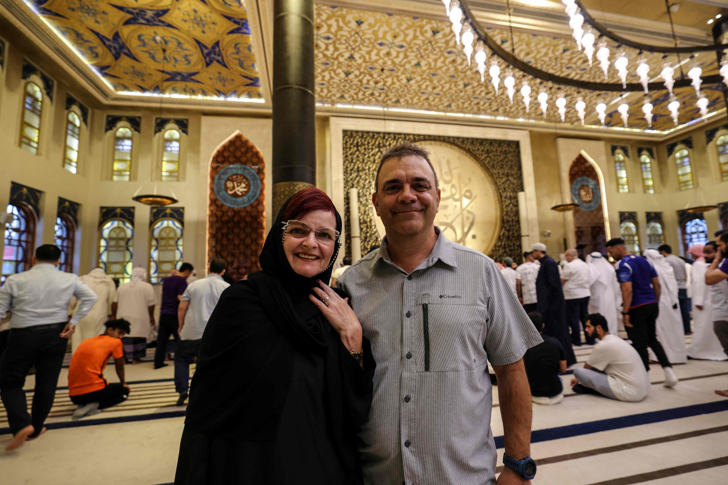 Pasangan Kanada Dorinel dan Clara Popa berfoto di dalam Masjid Biru Doha, Doha, Qatar, 29 November 2022. (AFP Photo)