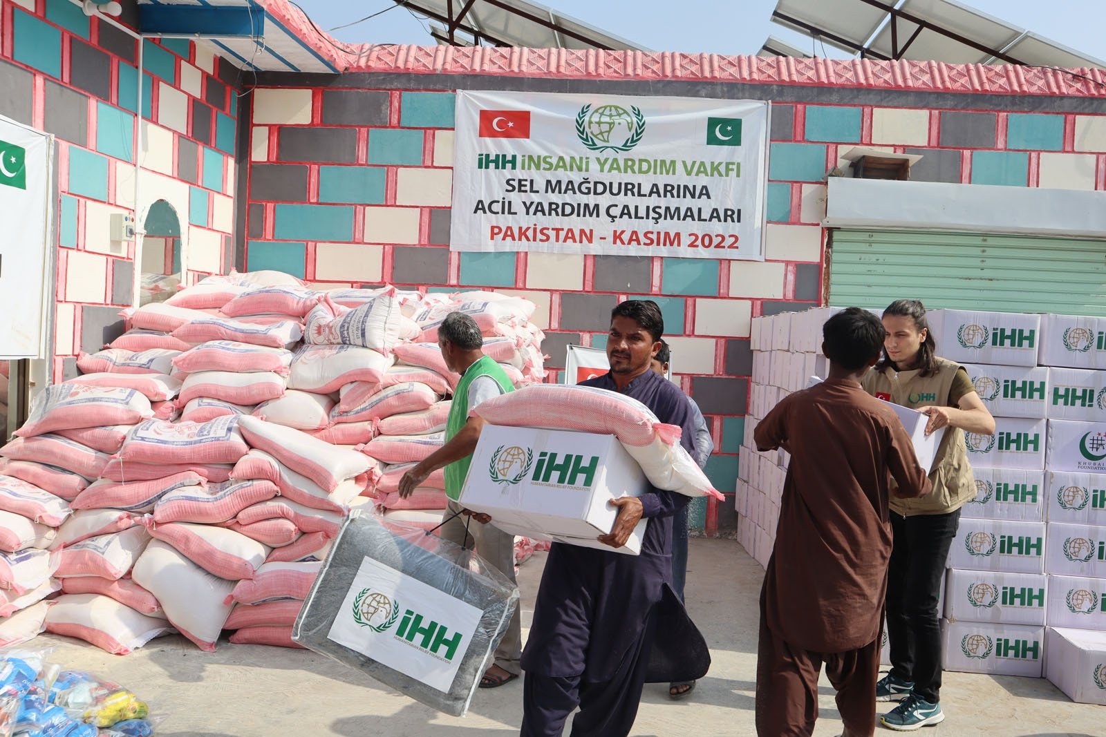 IHH workers deliver aid packages to locals, in Sindh, Pakistan, Nov. 16, 2022. (AA Photo) 