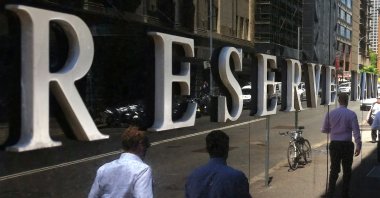 Pedestrians walk past the Reserve Bank of Australia building in central Sydney, Australia, Feb. 10, 2017. (Reuters Photo)