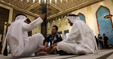 A football fan chats with Gulf residents inside Doha's Blue Mosque, Doha, Qatar, Nov. 29, 2022. (AFP Photo)