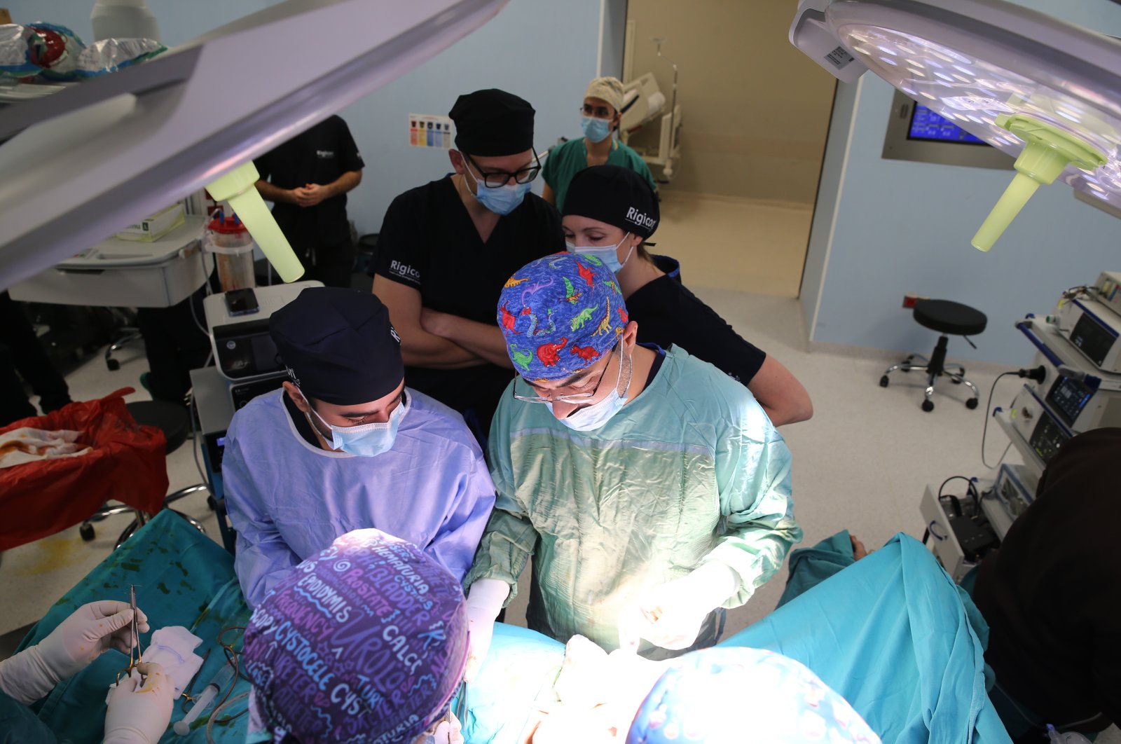 Dokter Turki di Istanbul melatih rekan mereka di Inggris dan AS