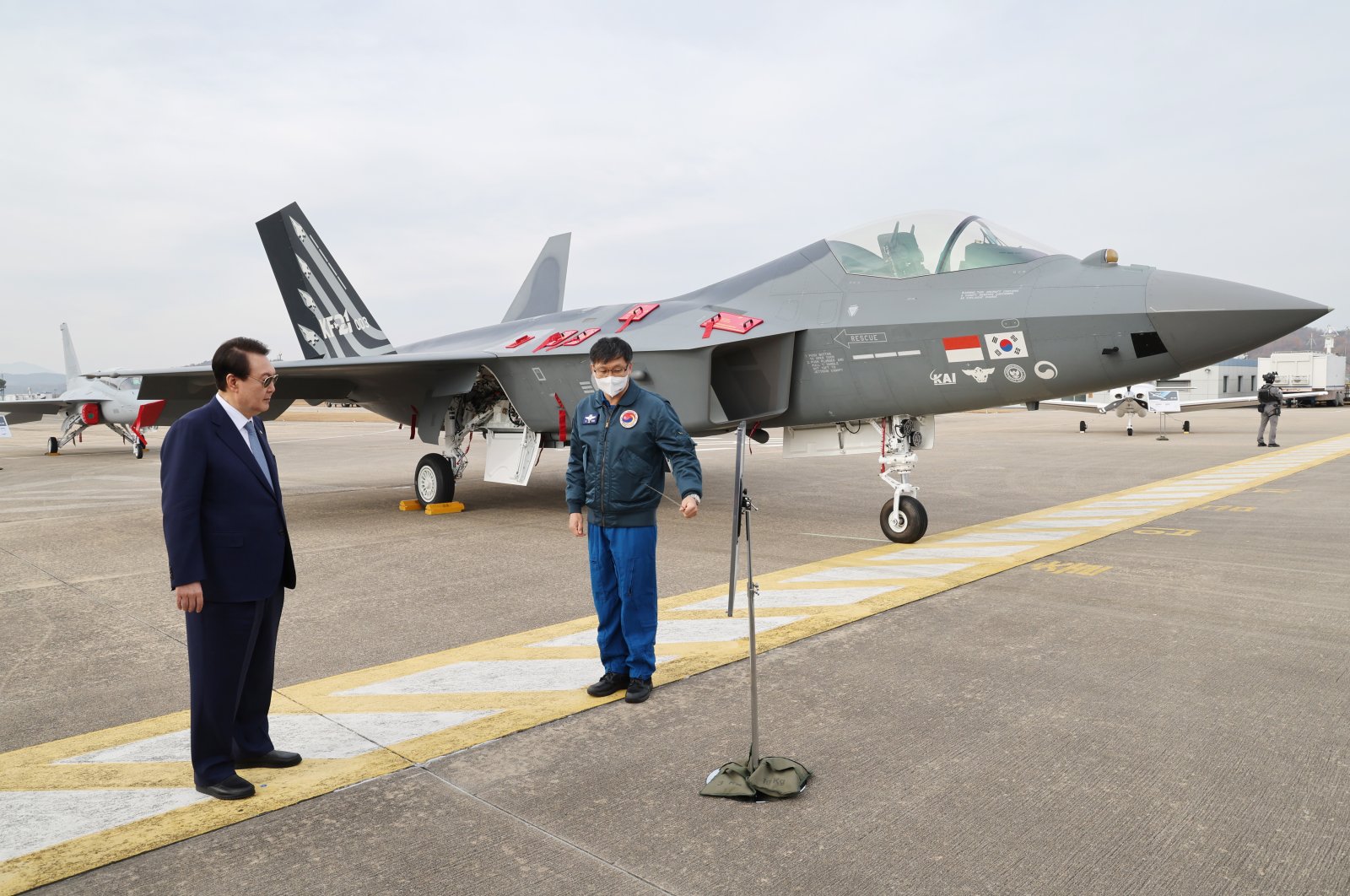 South Korean President Yoon Suk-yeok (L) listens to a briefing about the third prototype of South Korea&#039;s homegrown fighter jet, the KF-21 Boramae, during a visit to Korea Aerospace Industries (KAI) in Sacheon, South Korea, Nov. 24, 2022. (EPA Photo)