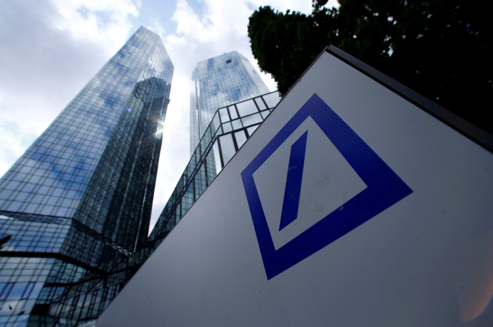 A Deutsche Bank logo is displayed on a wall at the company&#039;s headquarters in Frankfurt, Germany, June 9, 2015. (Reuters Photo)
