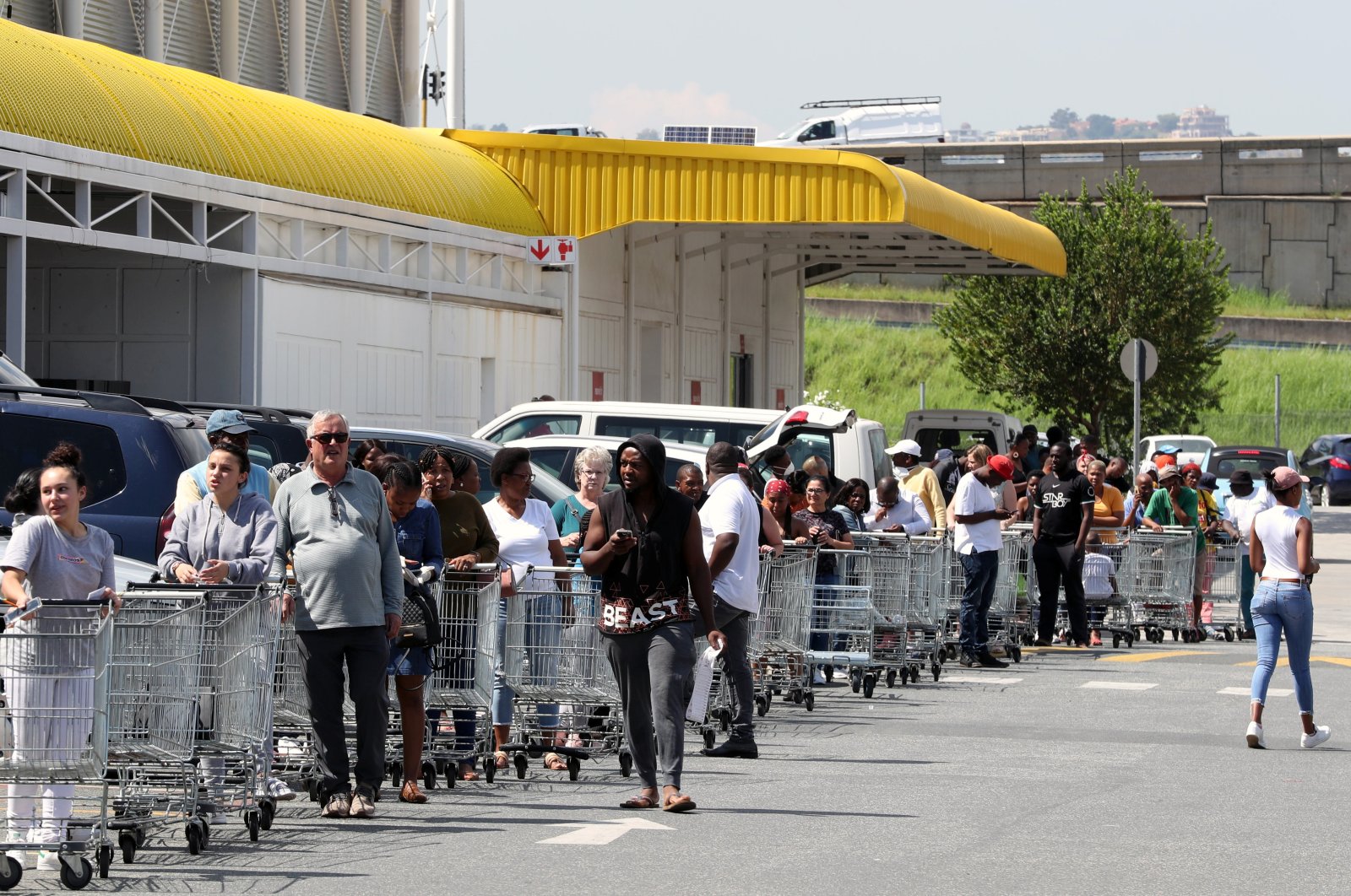 Shoppers queue to stock up on groceries at a Makro Store at Strubens Valley, ahead of a nationwide lockdown for 21 to try to contain the COVID-19 outbreak, in Johannesburg, South Africa, March 24, 2020. (Reuters Photo)