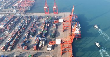 Cranes and shipping containers at a port in Lianyungang in Jiangsu province, eastern China, Dec. 7, 2022. (AFP Photo)
