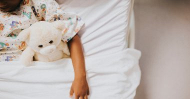 A young girl sleeps in a hospital bed in this undated file photo. (Shutterstock File Photo)