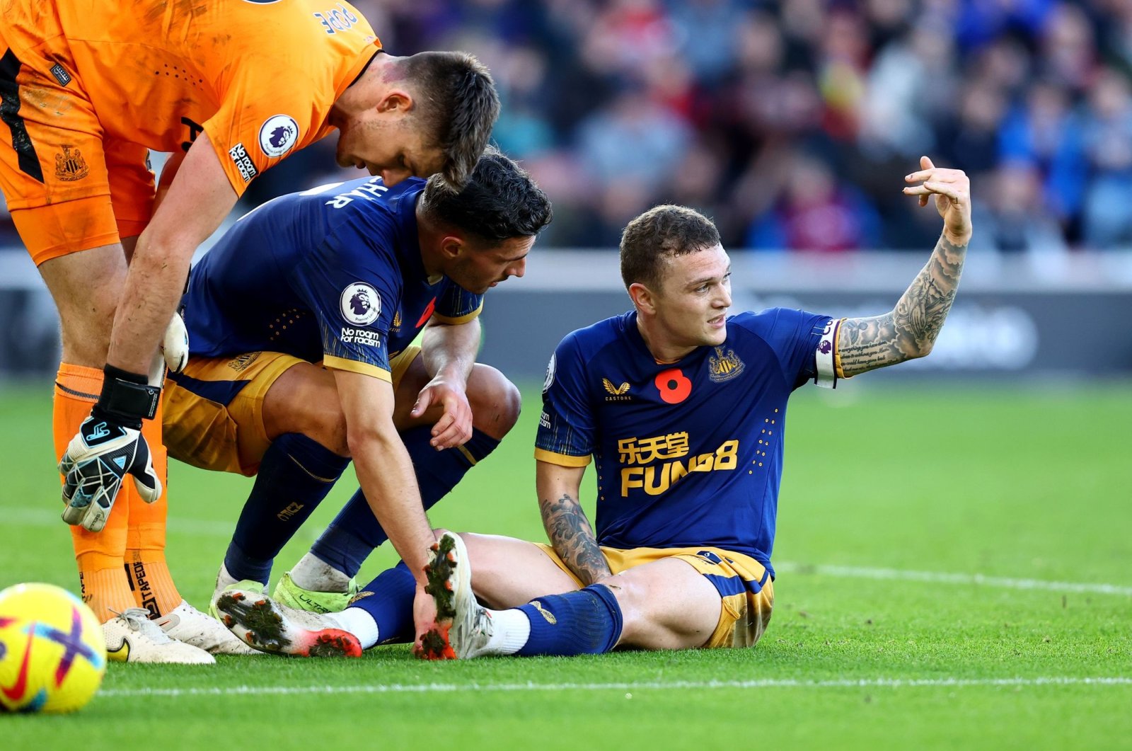Kieran Trippier (R) picks up a hamstring injury during the Premier League match between Southampton and Newcastle United, at St. Mary&#039;s Stadium, Southampton, U.K., Nov. 6, 2022. (Getty Images Photo)