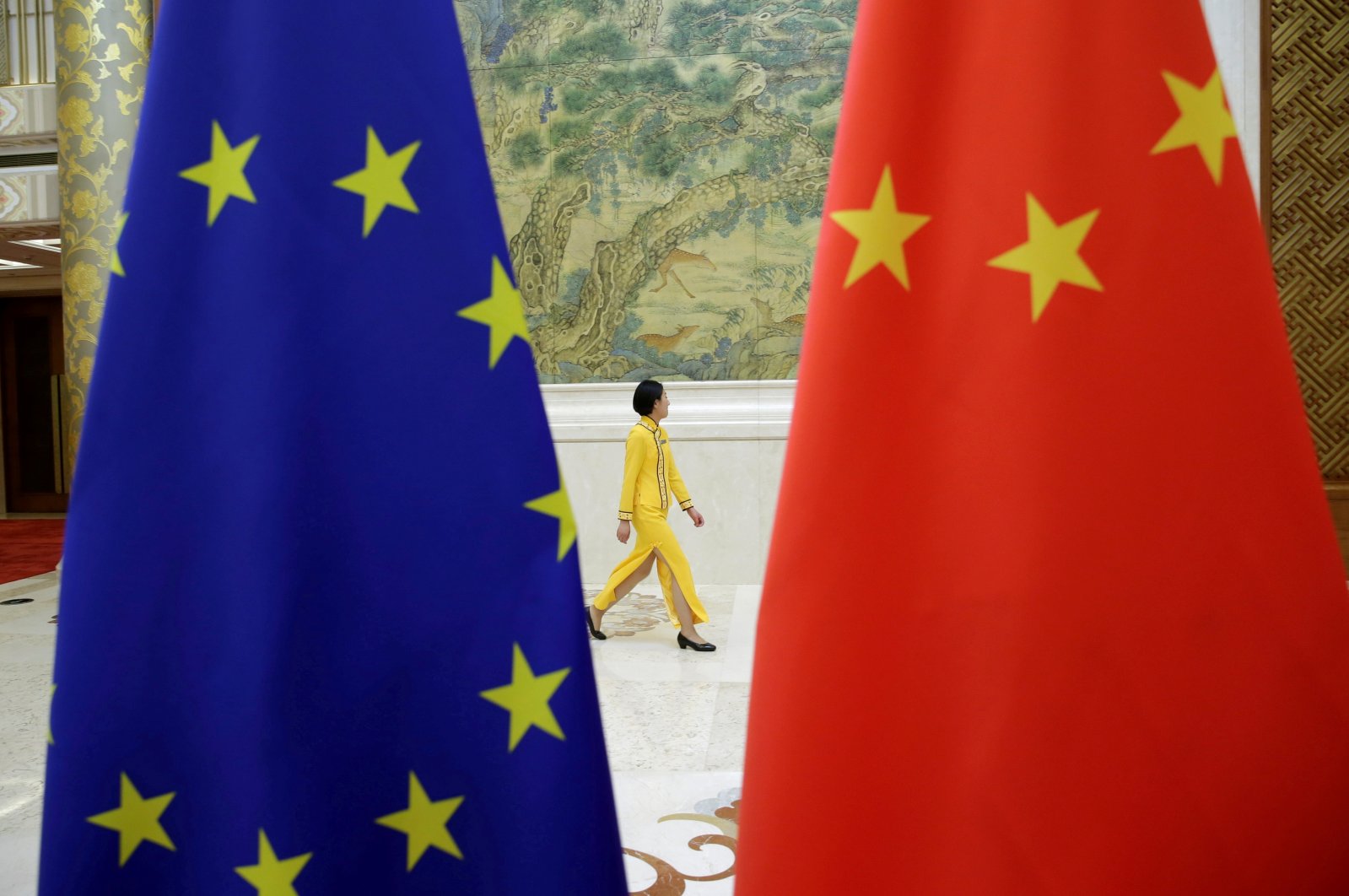 An attendant walks past EU and China flags ahead of the EU-China High-level Economic Dialogue at Diaoyutai State Guesthouse, Beijing, China, June 25, 2018. (Reuters Photo)
