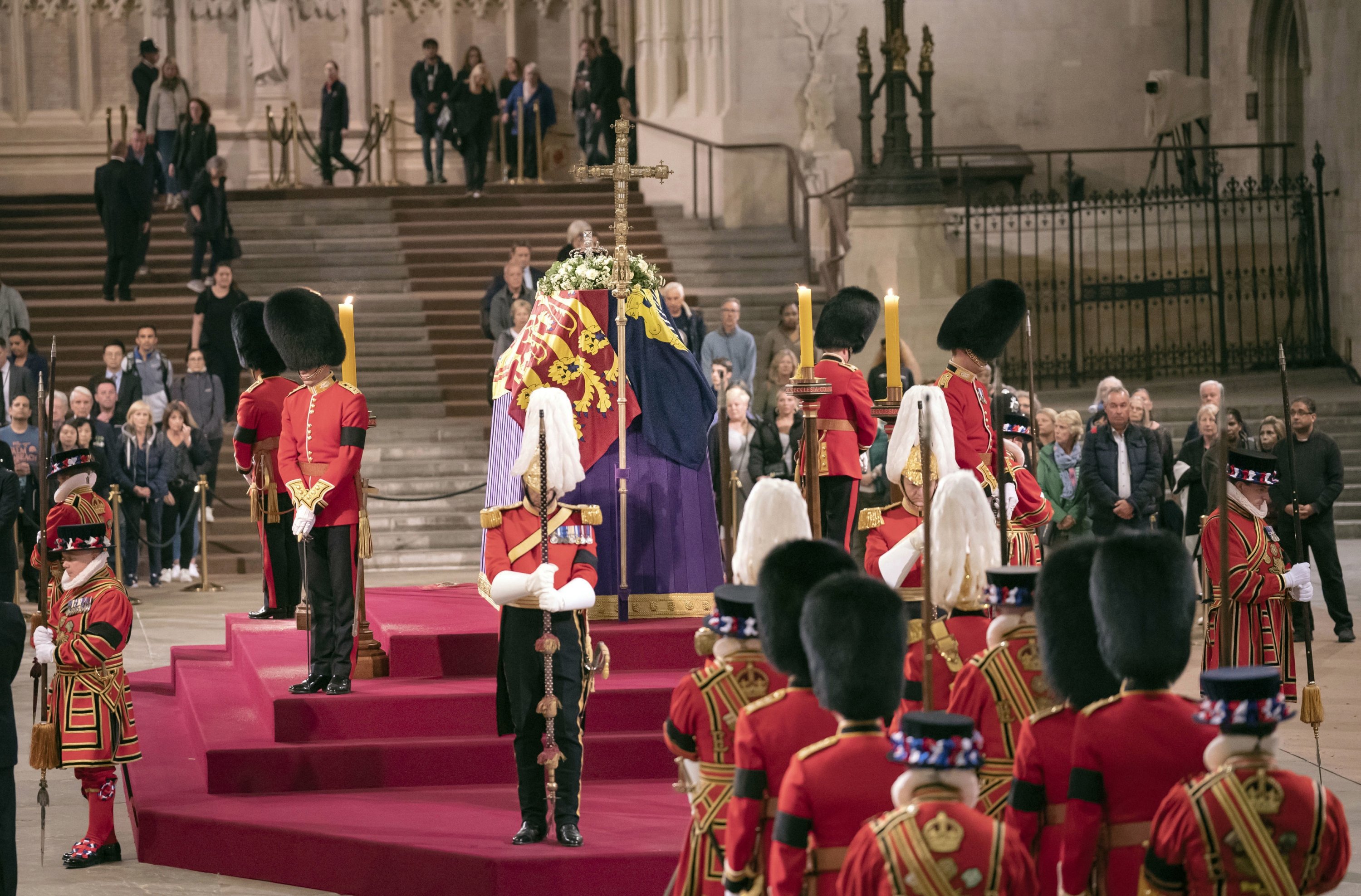 Anggota masyarakat melewati peti mati Ratu Elizabeth II di Westminster Hall, London, Inggris, 15 September 2022. (Foto AP)