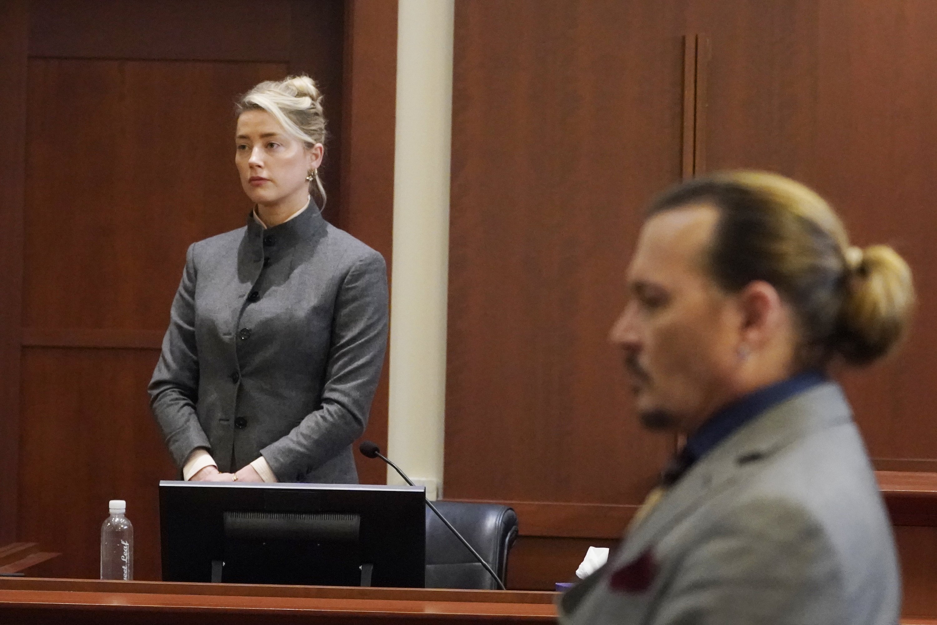 Aktor Amber Heard dan Johnny Depp menyaksikan juri meninggalkan ruang sidang di penghujung hari di Fairfax County Circuit Courthouse di Virginia, AS, 16 Mei 2022. (Foto AP)