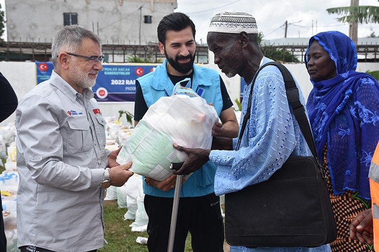 TDV workers deliver aid in Abidjan, Ivory Coast, April 14, 2022. (AA Photo)