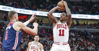 Chicago Bulls forward DeMar DeRozan shoots against Washington Wizards center Kristaps Porzingis during the second half at United Center, Chicago, Illinois, U.S., Dec. 7, 2022. (Reuters Photo)