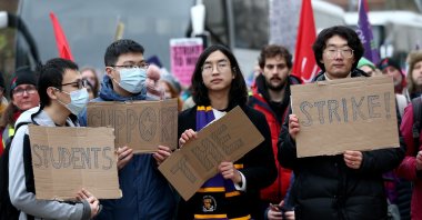 University and College Union (UCU) members take part in a "march for higher education" in Leeds, U.K., Nov. 30, 2022. (EPA Photo)