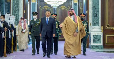 Saudi Crown Prince Mohammed Bin Salman (R) welcomes Chinese President Xi Jinping in Riyadh, Saudi Arabia, Dec. 8, 2022. (Reuters Photo)