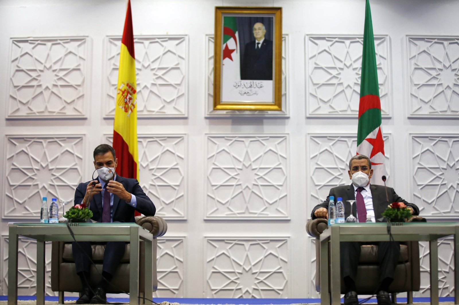 Spanish Prime Minister Pedro Sanchez (L) and Algerian Prime Minister Abdelaziz Djerad attend the Algero Spanish Economic Forum, in Algiers, Algeria, Oct. 8, 2020. (Getty Images Photo)